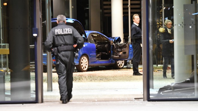 Muž nabúral na štedrý večer autom do centrály SPD v Berlíne: Okrem neho sa nik nezranil