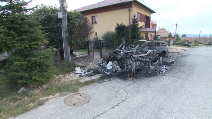 V Nitrianskych Hrnčiarovciach zhoreli dve luxusné autá.