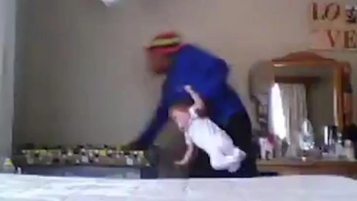 Opatrovateľka sa správala k malému k malej Laile kruto.