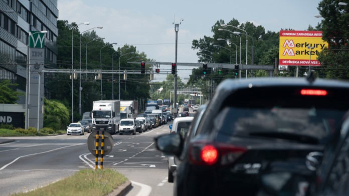 Autá stoje v zápche 