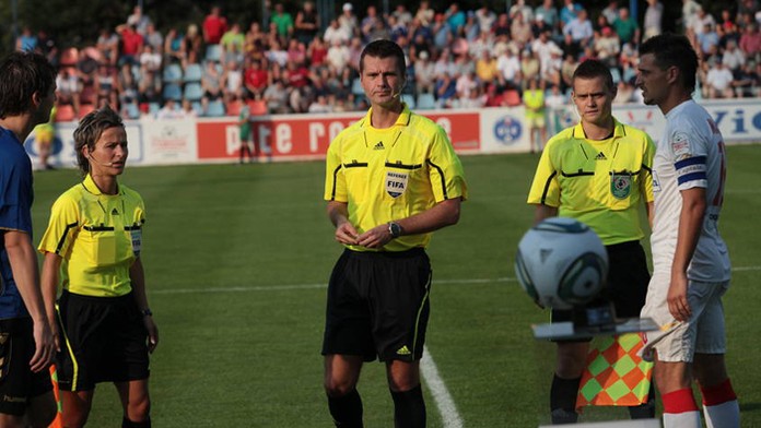 Zľava asistentka Mária Súkeníková, rozhodca Richard Trutz a asistent Peter Bednár na archívnej snímke.