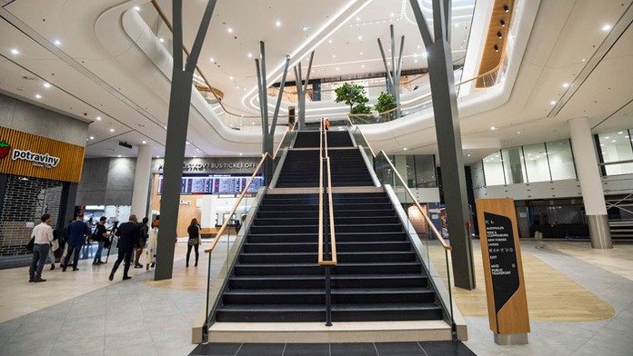 Nákupná pasáž novej bratislavskej Autobusovej stanice Nivy.