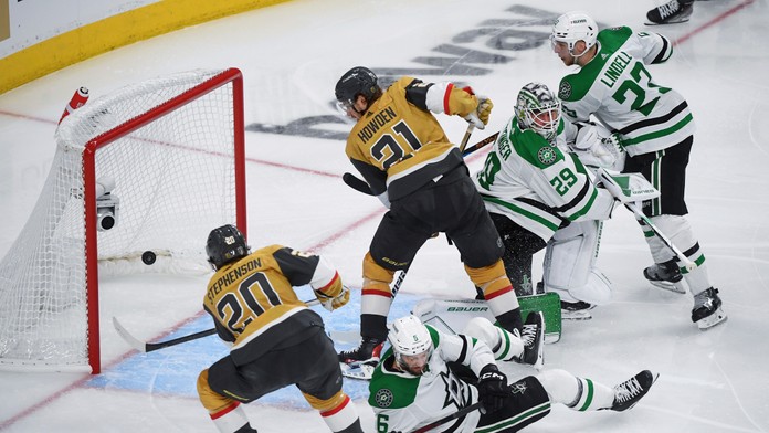 Na snímke vľavo hráč Knights Chandler Stephenson strieľa víťazný gól.