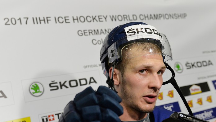 Tomáš Matoušek počes tréningu pred utorňajším duelom s Dánskom.