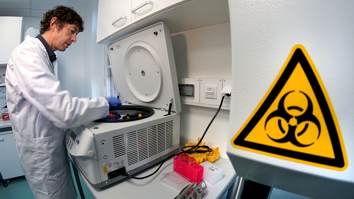 Adama Traoré z Wolverhamptonu proti Liverpoolu.