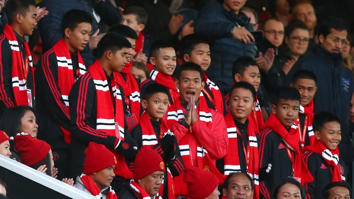 Thajskí chlapci, ktorí tri týždne prežili uviaznutí v jaskyni, sú na zápase Manchesteru United.