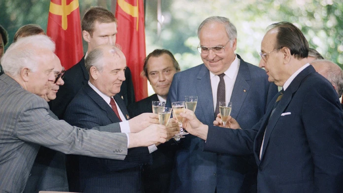 Michail Gorbačov a Helmut Kohl na snímke z 13. júna 1989.
