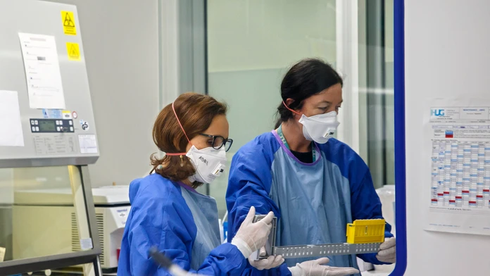Pracovníčky laboratória počas koronavírusu vo Švajčiarsku.