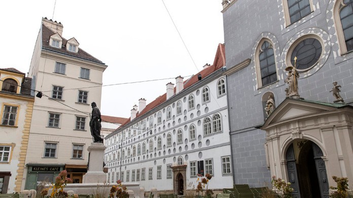 Prázdne stoličky pred kaviarňou vo Viedni 