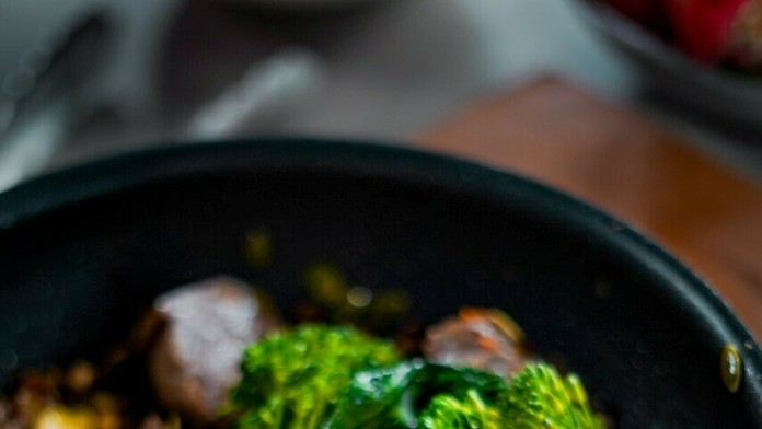 Krupičná kaša s praženou cibuľkou a bravčovými líčkami.