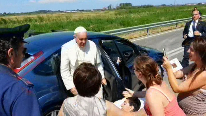 Pápež František požehnal postihnuté dievča.