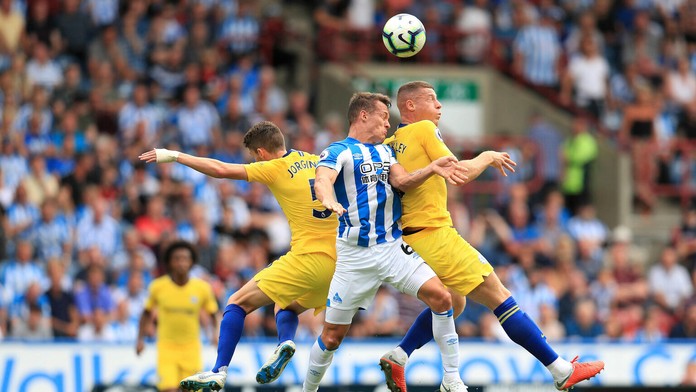 Jonathan Hogg (v strede) z Huddersfieldu v súboji s dvojicou z Chelsea Jorginhom (vľavo) a Rossom Barkleym v dueli PL.