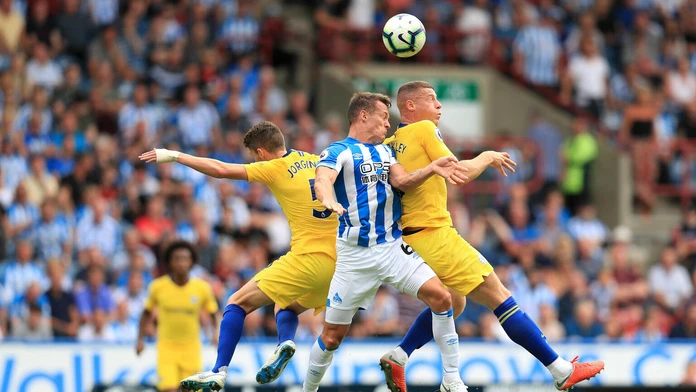 Jonathan Hogg (v strede) z Huddersfieldu v súboji s dvojicou z Chelsea Jorginhom (vľavo) a Rossom Barkleym v dueli PL.