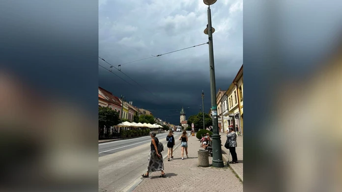 OBRAZOM: Na východnom Slovensku zúria silné búrky. Hrozia supercely a krupobitie