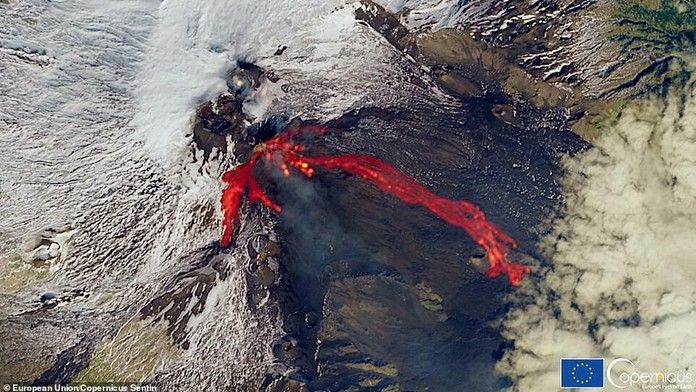 Etna chrlí lávu