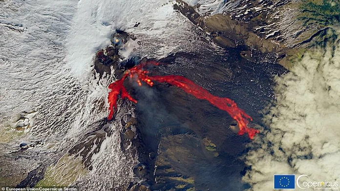 Etna chrlí lávu