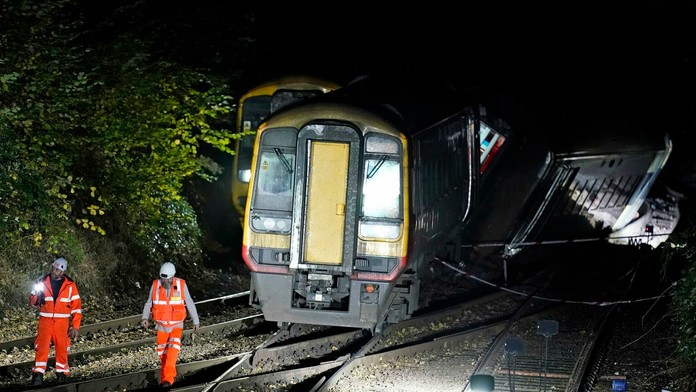Záchranné zložky na mieste, kde sa zrazili pri Salisbury dva vlaky.