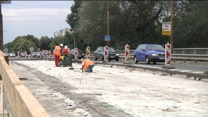 Rekonštrukcia mosta spomaľuje premávku. Cez víkend sa však nepracuje