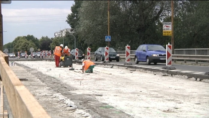 Rekonštrukcia mosta spomaľuje premávku. Cez víkend sa však nepracuje