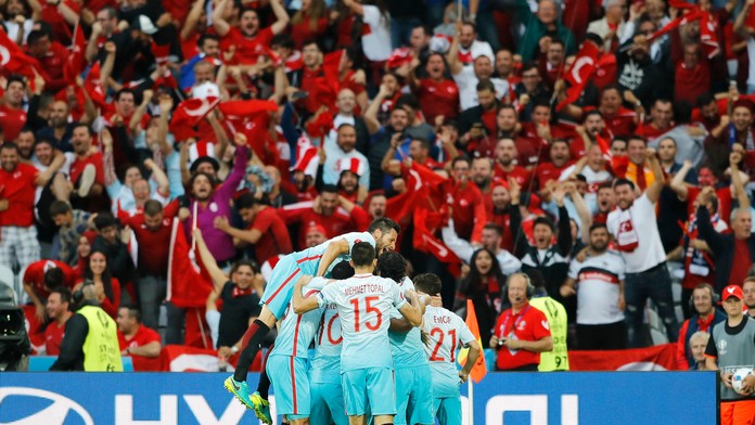 Tureckí futbalisti sa tešia po góle na 1:0 do českej siete na ME vo Francúzsku.