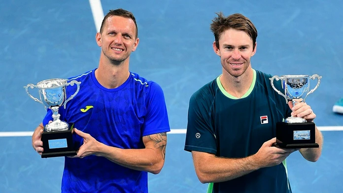 Polášek s Peersom po triumfe na turnaji v Sydney. (15. január)