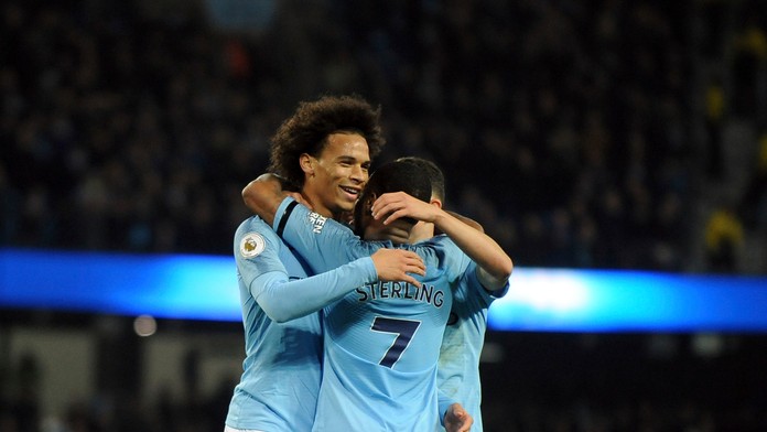 Leroy Sané (vľavo) oslavuje so spoluhráčmi z Manchesteru City gól proti Southamptonu.