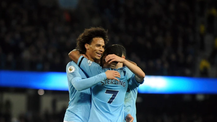Leroy Sané (vľavo) oslavuje so spoluhráčmi z Manchesteru City gól proti Southamptonu.