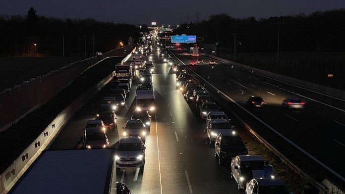 Diaľnica D2 pri Brodskom je po nehode opäť prejazdná v jednom pruhu