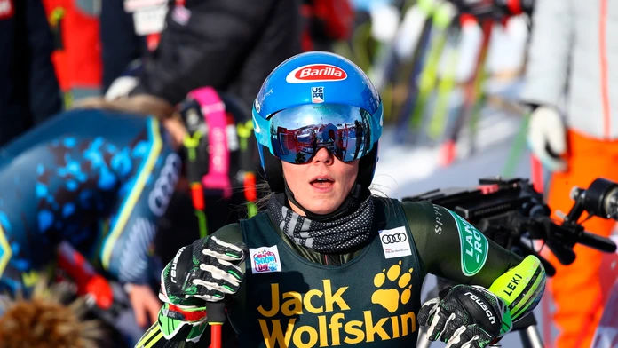 Alpská lyžiarka Sofia Goggiová reaguje v cieli paralelného obrovského slalomu v Sestriere.
