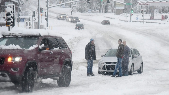 Autá uviaznuté v snehu.