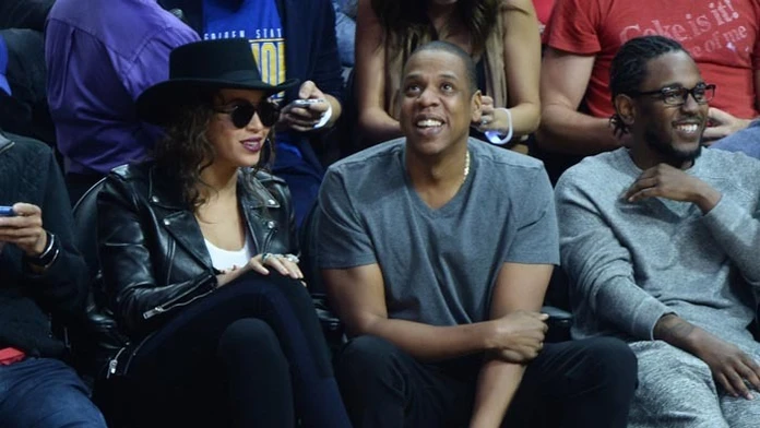 Beyonce prišla na basketbal v ružových štekloch.