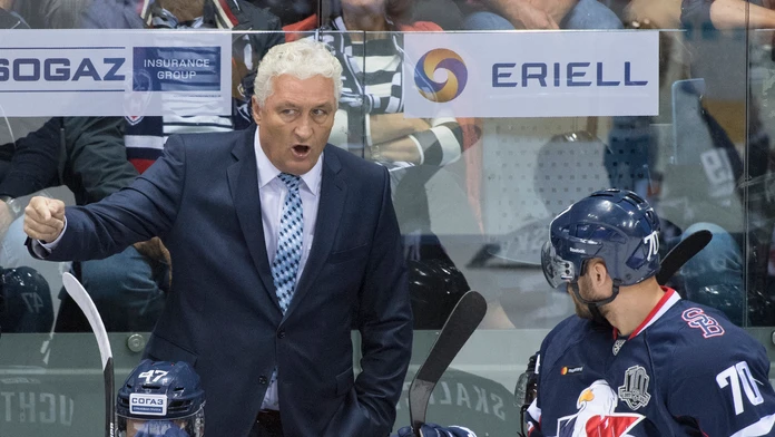 Tréner Slovana Miloš Říha a vpravo Radek Smoleňák v hokejovom stretnutí KHL HC Slovan Bratislava - Avangard Omsk.