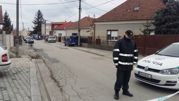Ulica v obci Okoč, kde našli zavraždených manželov.