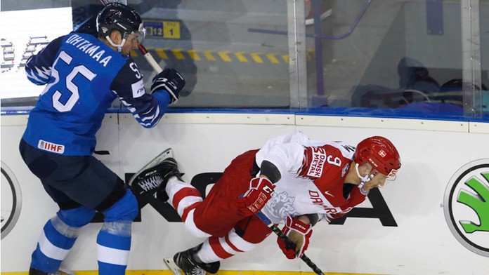 Zľava českí hráči David Musil, Jakub Voráček a Dominik Simon oslavujú gól proti Lotyšsku na MS 2019.