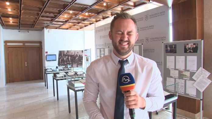 Pápež František bozkáva sochu malého Ježiša po príchode na večernú omšu.