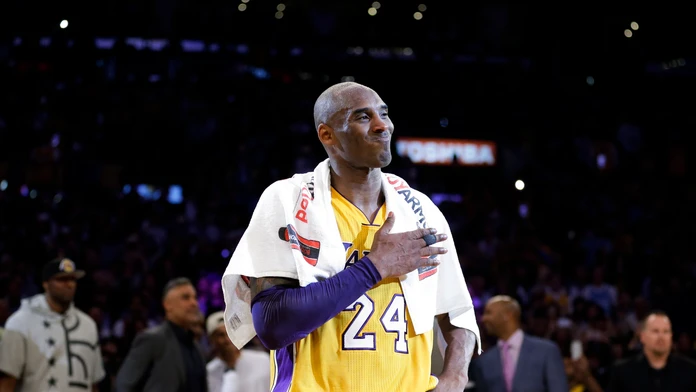 Kobe Bryant sa lúči s fanúšikmi LA Lakers.