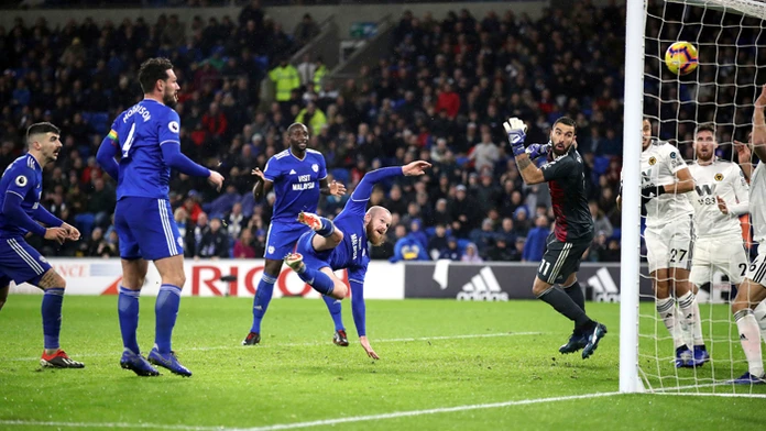 Aron Gunnarsson (Cardiff City) strieľa gól do brány Wolverhampton Wanderers.