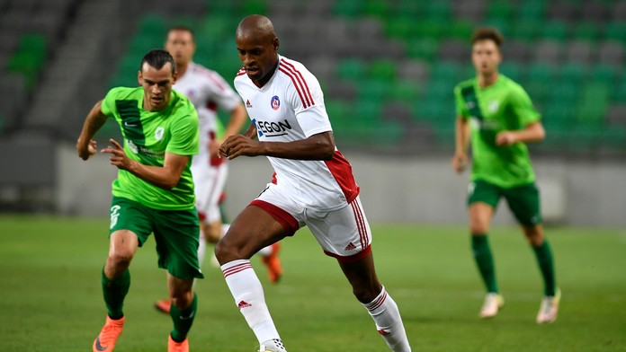 Nová posila AS Trenčín Rangelo Janga (uprostred) a hráč Olimpije Ľubľana Denis Klinar (vľavo) 