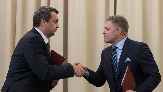 Robert Fico a Andrej Danko po podpise dodatku ku koaličnej zmluve vo vládnom hoteli Bôrik.