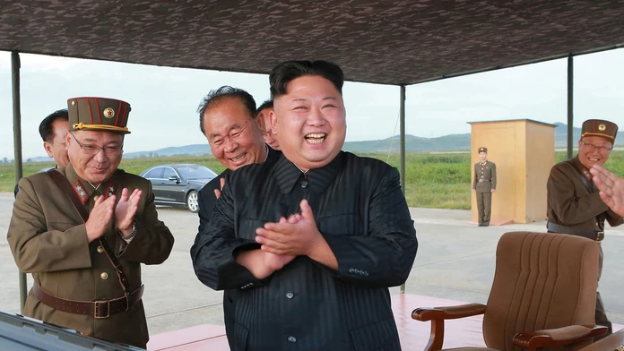Kim Čong-un sa raduje po úspešnej raketovej skúške