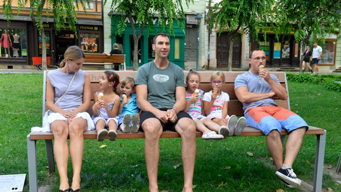 Zdeno Chára sedí na lavičke v Trenčíne, ktorá nesie jeho meno.