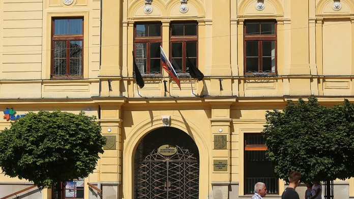 Čierne vlajky na úrade BBSK