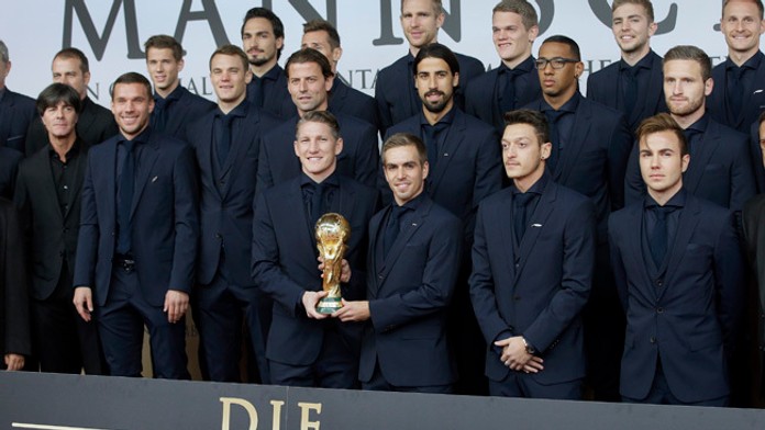 Hráči Nemecka pózujú s trofejou z MS počas príchodu na premiéru filmu Die Mannschaft.