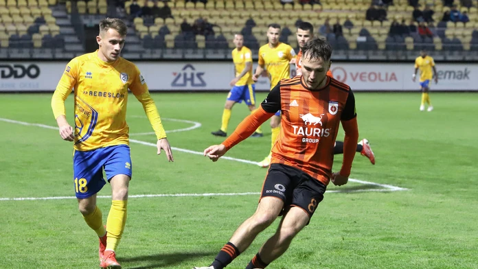 Zľava Patrik Blahút (Pohronie) a Dalibor Takáč (Ružomberok) v zápase 11. kola Fortuna ligy.