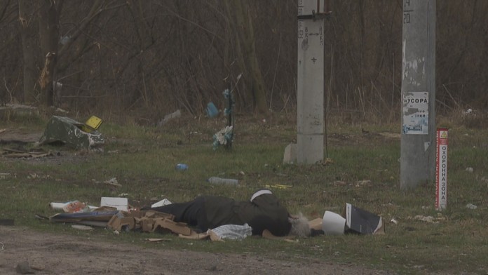 Reportáž z Buče: Zdevastované domy, zničené cesty aj vojenská technika. Na ulici stále ležia telá mŕtvych civilistov