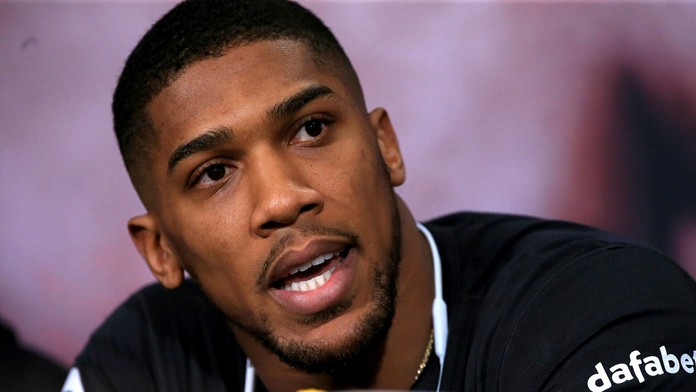 Anthony Joshua pred súbojom s Josephom Parkerom.