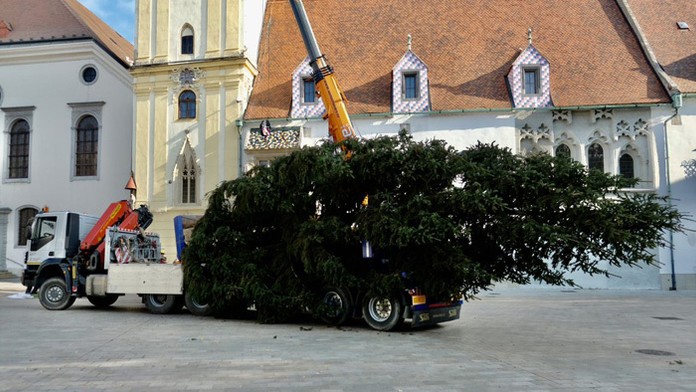 Osádzanie vianočného stromčeka na Hlavnom námestí v Bratislave.