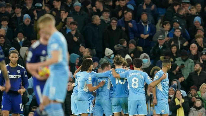 Hráči Manchesteru City oslavujú gól proti Leedsu.