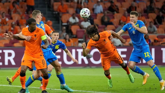 Nathan Ake hlavičkuje loptu počas zápasu Holandsko - Ukrajina.