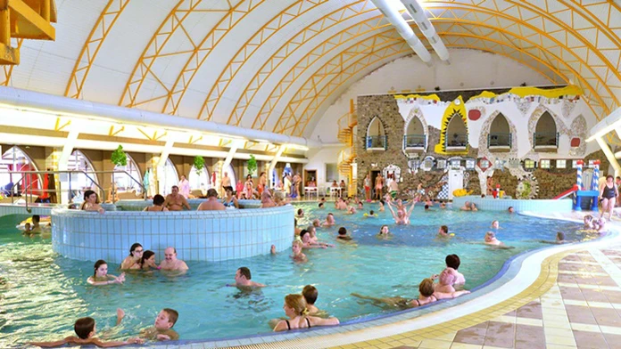 Pohľad do bazéna THERMAL CORVINUS vo Veľkom Mederi.